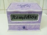 caixa de remédios lilás