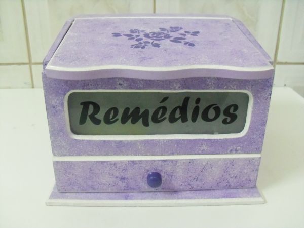 caixa de remédios lilás