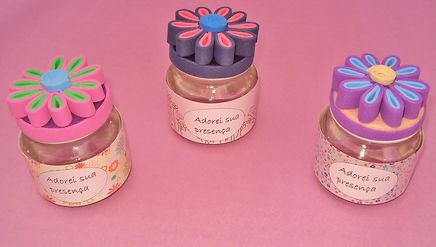 potinho com confeitos de chocolate
